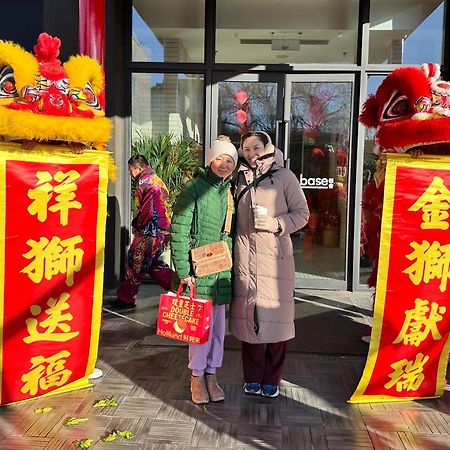 Base-Beijing Wangfujing Serviced Apartment- In Hutong &Bike Rental &Close To Forbidden City, Tian'Anmen Square &Subway Nearby &Free Coffee &Washing Machine,Kitchen &Restaurant Discount &English Speaking &High Speed Free Wifi 외부 사진 Chinese New Year celebrations at the shopping centre in 2018