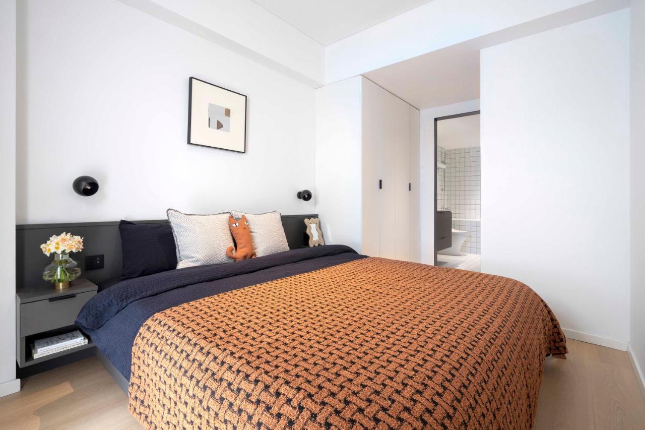 Base-Beijing Wangfujing Serviced Apartment- In Hutong &Bike Rental &Close To Forbidden City, Tian'Anmen Square &Subway Nearby &Free Coffee &Washing Machine,Kitchen &Restaurant Discount &English Speaking &High Speed Free Wifi 외부 사진 A bedroom