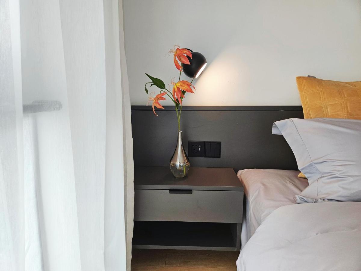 Base-Beijing Wangfujing Serviced Apartment- In Hutong &Bike Rental &Close To Forbidden City, Tian'Anmen Square &Subway Nearby &Free Coffee &Washing Machine,Kitchen &Restaurant Discount &English Speaking &High Speed Free Wifi 외부 사진 A bedside table