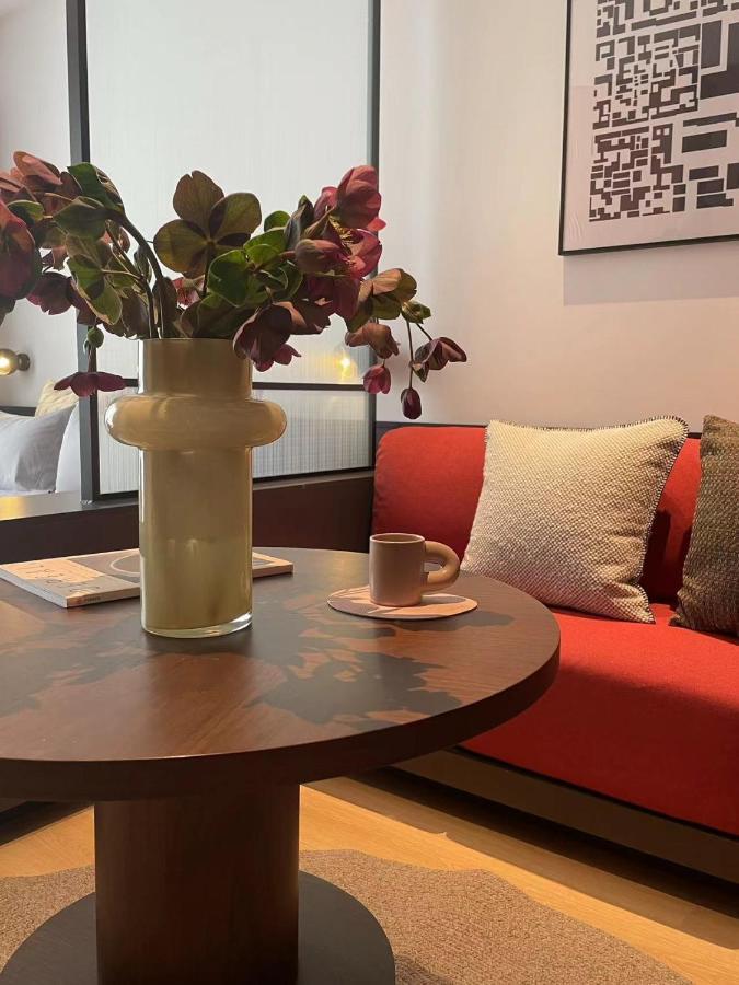 Base-Beijing Wangfujing Serviced Apartment- In Hutong &Bike Rental &Close To Forbidden City, Tian'Anmen Square &Subway Nearby &Free Coffee &Washing Machine,Kitchen &Restaurant Discount &English Speaking &High Speed Free Wifi 외부 사진 The interior of the cafe