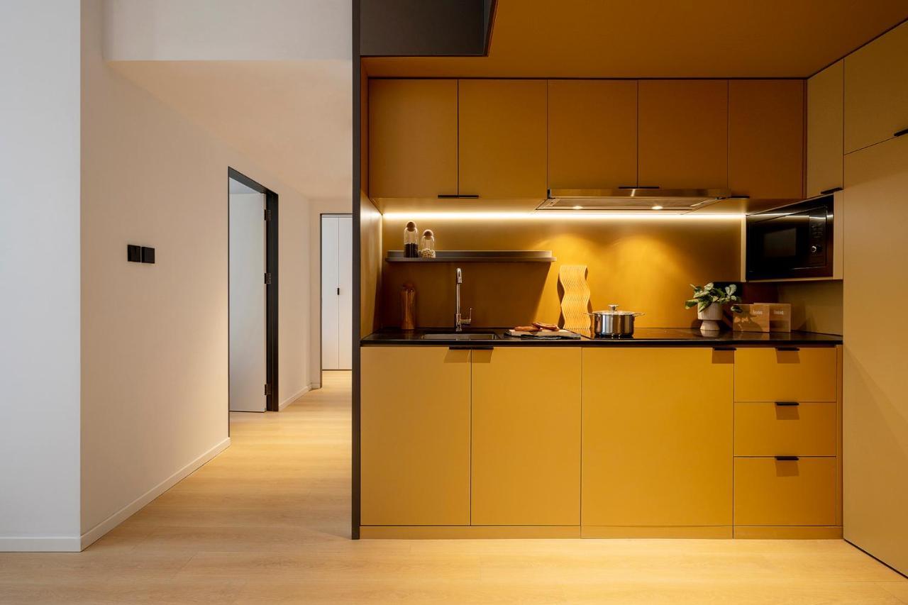 Base-Beijing Wangfujing Serviced Apartment- In Hutong &Bike Rental &Close To Forbidden City, Tian'Anmen Square &Subway Nearby &Free Coffee &Washing Machine,Kitchen &Restaurant Discount &English Speaking &High Speed Free Wifi 외부 사진 A kitchen in a private house