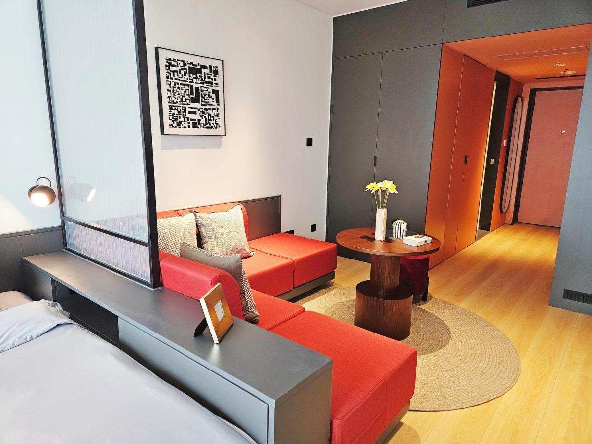 Base-Beijing Wangfujing Serviced Apartment- In Hutong &Bike Rental &Close To Forbidden City, Tian'Anmen Square &Subway Nearby &Free Coffee &Washing Machine,Kitchen &Restaurant Discount &English Speaking &High Speed Free Wifi 외부 사진 A room at the hotel