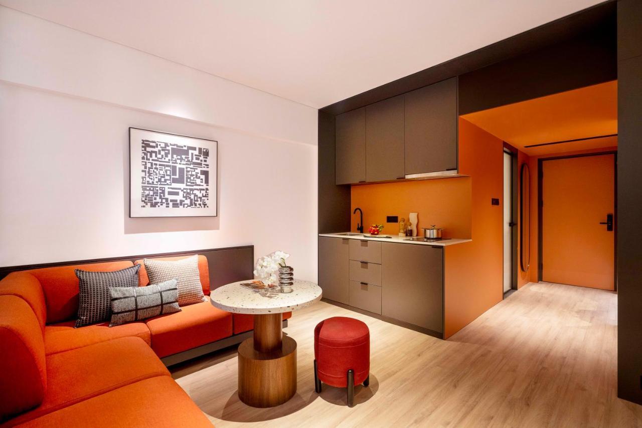 Base-Beijing Wangfujing Serviced Apartment- In Hutong &Bike Rental &Close To Forbidden City, Tian'Anmen Square &Subway Nearby &Free Coffee &Washing Machine,Kitchen &Restaurant Discount &English Speaking &High Speed Free Wifi 외부 사진 A suite at the hotel