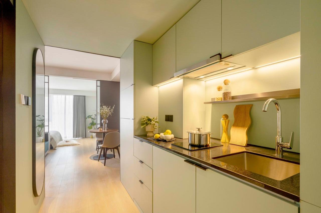 Base-Beijing Wangfujing Serviced Apartment- In Hutong &Bike Rental &Close To Forbidden City, Tian'Anmen Square &Subway Nearby &Free Coffee &Washing Machine,Kitchen &Restaurant Discount &English Speaking &High Speed Free Wifi 외부 사진 Kitchen