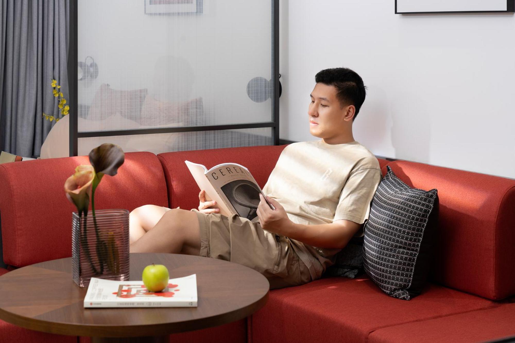 Base-Beijing Wangfujing Serviced Apartment- In Hutong &Bike Rental &Close To Forbidden City, Tian'Anmen Square &Subway Nearby &Free Coffee &Washing Machine,Kitchen &Restaurant Discount &English Speaking &High Speed Free Wifi 외부 사진 A man reading a book on a sofa