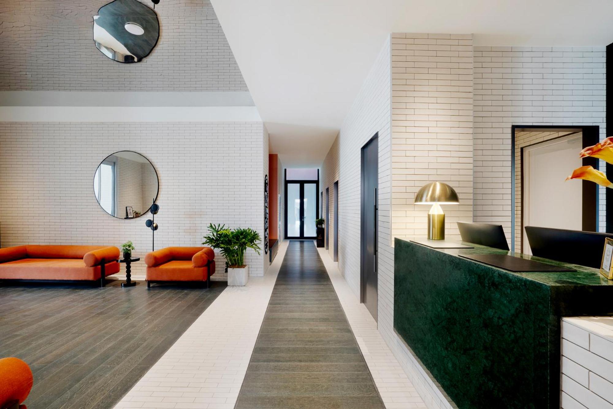 Base-Beijing Wangfujing Serviced Apartment- In Hutong &Bike Rental &Close To Forbidden City, Tian'Anmen Square &Subway Nearby &Free Coffee &Washing Machine,Kitchen &Restaurant Discount &English Speaking &High Speed Free Wifi 외부 사진 The lobby of 100 East 53rd Street