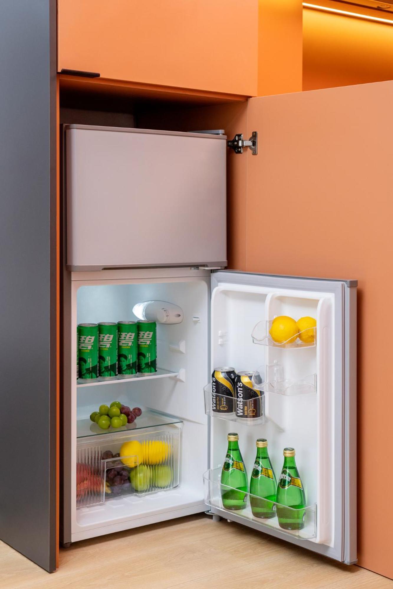 Base-Beijing Wangfujing Serviced Apartment- In Hutong &Bike Rental &Close To Forbidden City, Tian'Anmen Square &Subway Nearby &Free Coffee &Washing Machine,Kitchen &Restaurant Discount &English Speaking &High Speed Free Wifi 외부 사진 A refrigerator