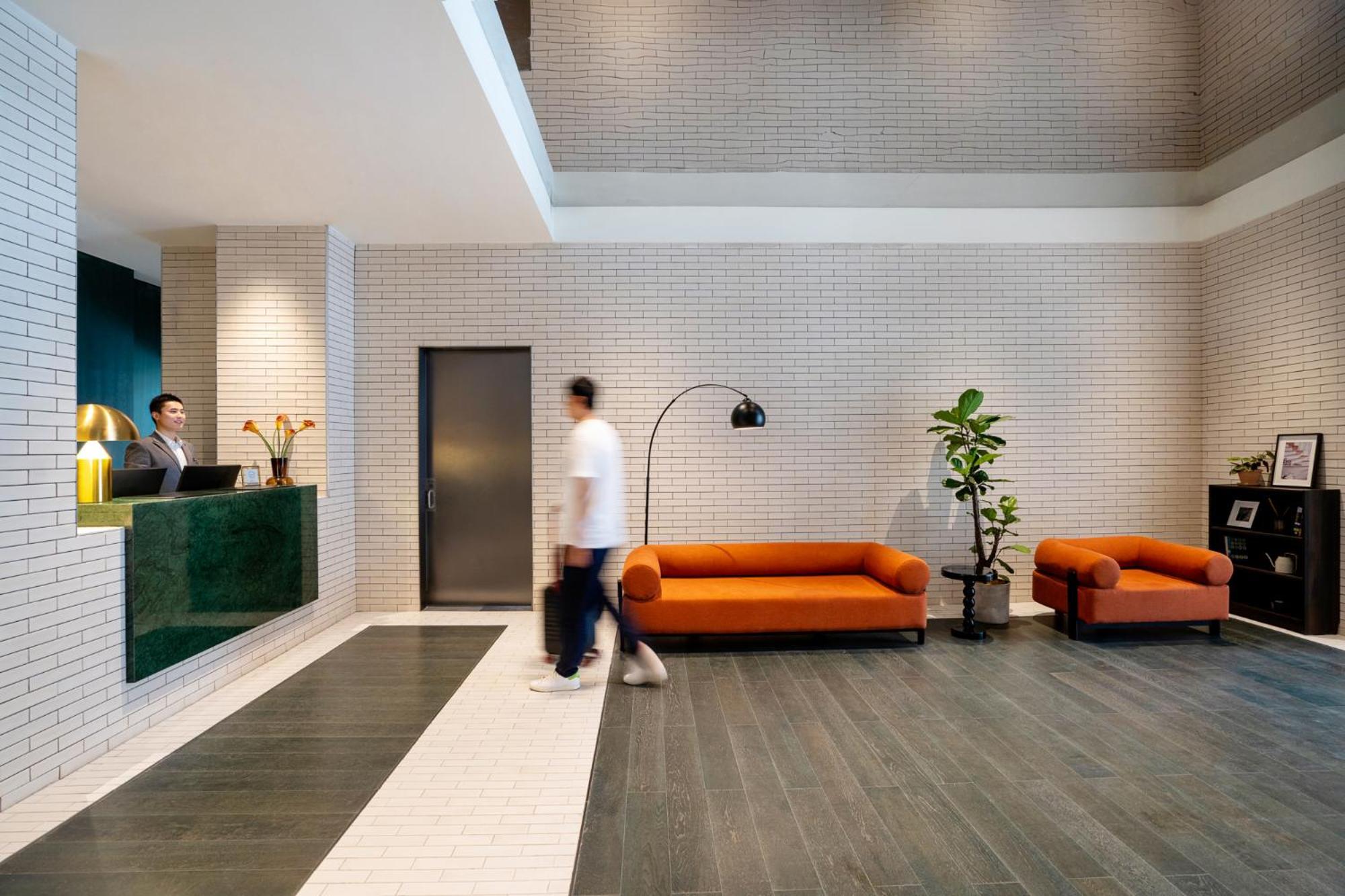 Base-Beijing Wangfujing Serviced Apartment- In Hutong &Bike Rental &Close To Forbidden City, Tian'Anmen Square &Subway Nearby &Free Coffee &Washing Machine,Kitchen &Restaurant Discount &English Speaking &High Speed Free Wifi 외부 사진 The lobby of the hotel