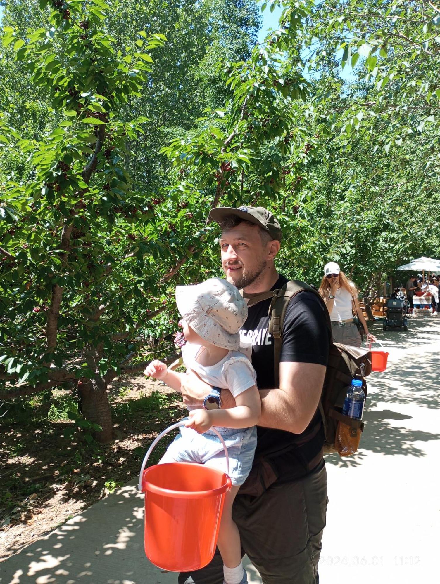 Base-Beijing Wangfujing Serviced Apartment- In Hutong &Bike Rental &Close To Forbidden City, Tian'Anmen Square &Subway Nearby &Free Coffee &Washing Machine,Kitchen &Restaurant Discount &English Speaking &High Speed Free Wifi 외부 사진 A father with his child