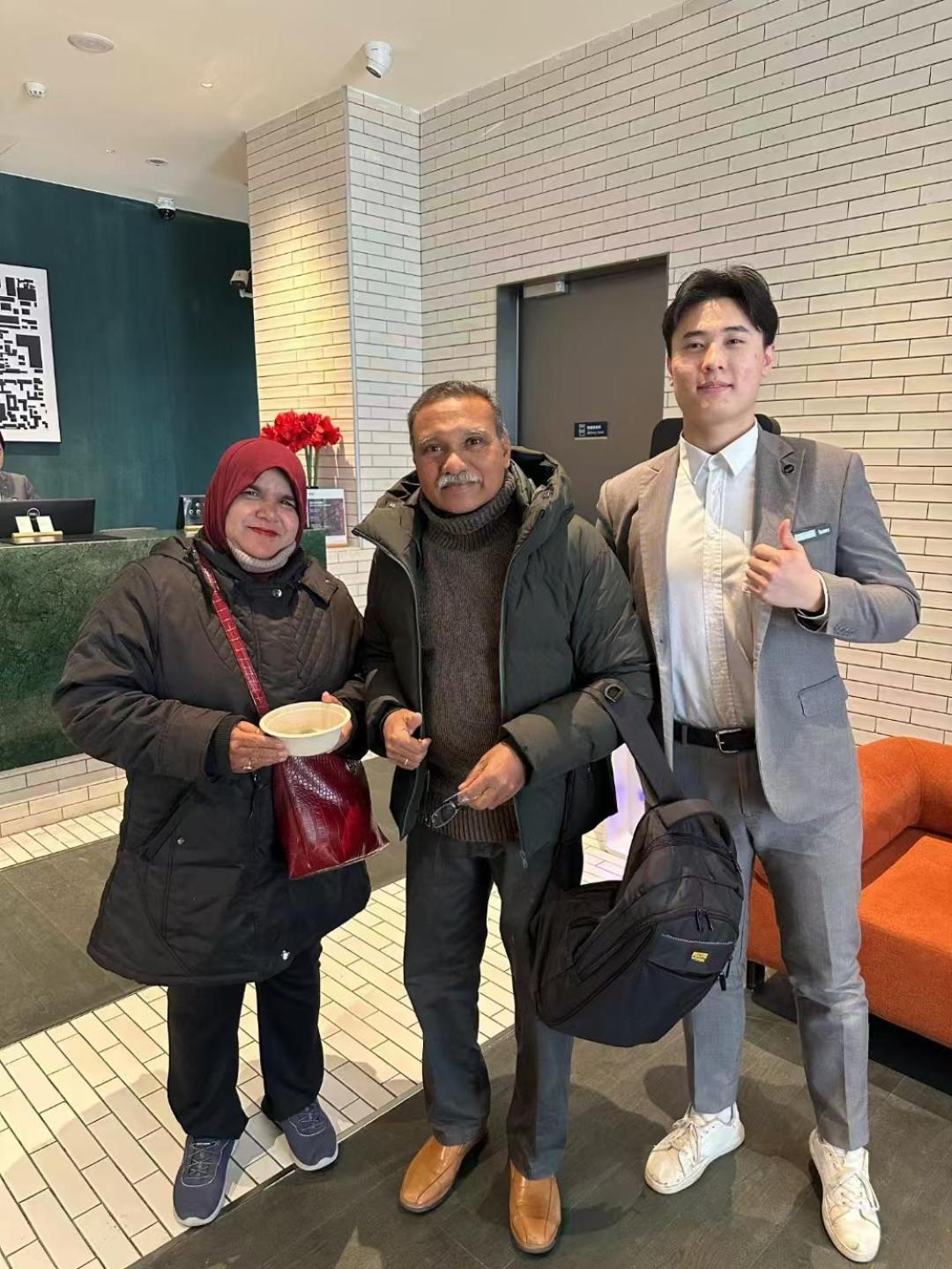 Base-Beijing Wangfujing Serviced Apartment- In Hutong &Bike Rental &Close To Forbidden City, Tian'Anmen Square &Subway Nearby &Free Coffee &Washing Machine,Kitchen &Restaurant Discount &English Speaking &High Speed Free Wifi 외부 사진 Amina, Abdul and Kim