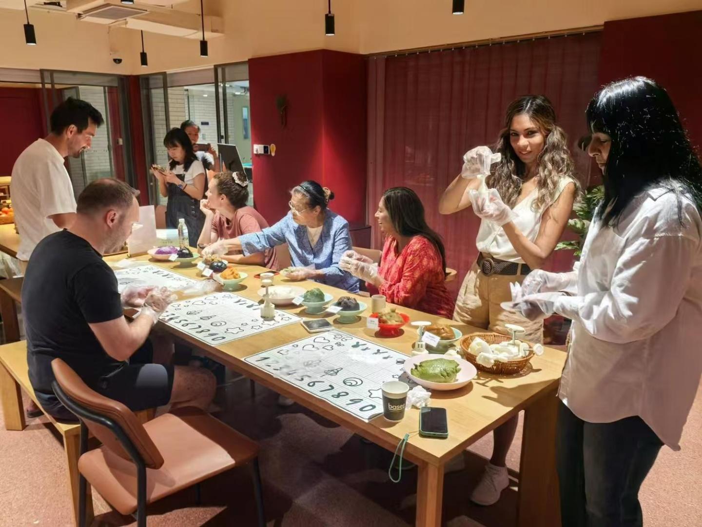 Base-Beijing Wangfujing Serviced Apartment- In Hutong &Bike Rental &Close To Forbidden City, Tian'Anmen Square &Subway Nearby &Free Coffee &Washing Machine,Kitchen &Restaurant Discount &English Speaking &High Speed Free Wifi 외부 사진 A tea ceremony at the University of Oxford