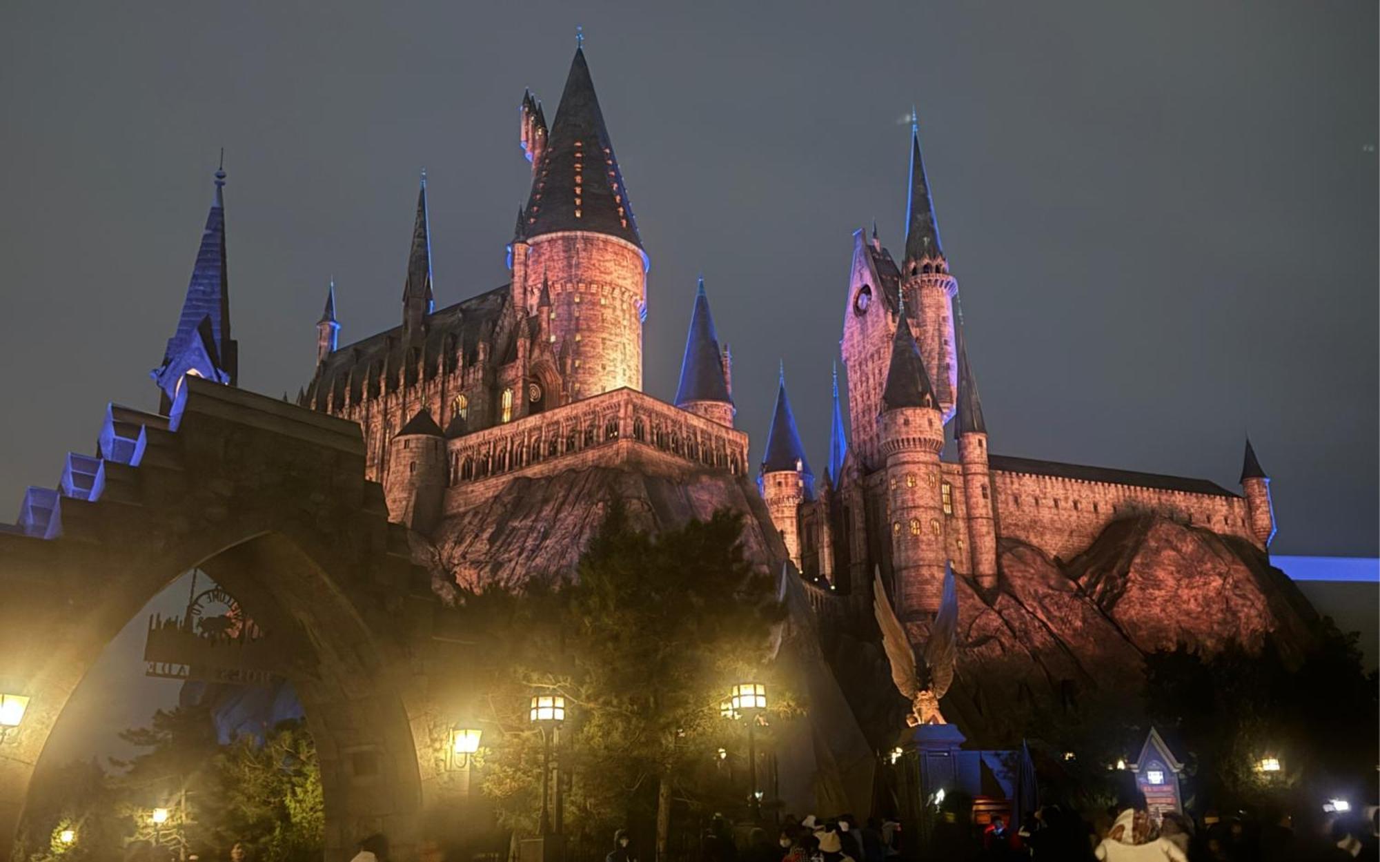 Base-Beijing Wangfujing Serviced Apartment- In Hutong &Bike Rental &Close To Forbidden City, Tian'Anmen Square &Subway Nearby &Free Coffee &Washing Machine,Kitchen &Restaurant Discount &English Speaking &High Speed Free Wifi 외부 사진 Hogwarts Castle at The Wizarding World of Harry Potter