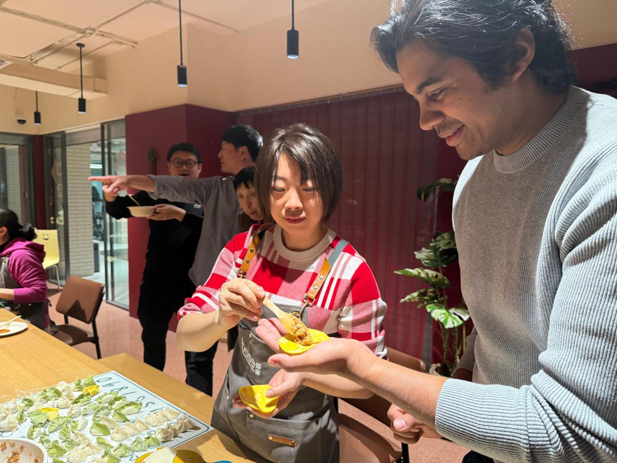 Base-Beijing Wangfujing Serviced Apartment- In Hutong &Bike Rental &Close To Forbidden City, Tian'Anmen Square &Subway Nearby &Free Coffee &Washing Machine,Kitchen &Restaurant Discount &English Speaking &High Speed Free Wifi 외부 사진 A woman and a man at a restaurant in Tokyo, Japan