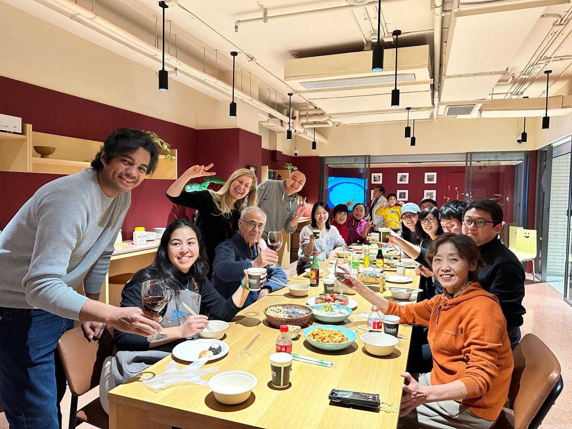 Base-Beijing Wangfujing Serviced Apartment- In Hutong &Bike Rental &Close To Forbidden City, Tian'Anmen Square &Subway Nearby &Free Coffee &Washing Machine,Kitchen &Restaurant Discount &English Speaking &High Speed Free Wifi 외부 사진 A group of students from the University of Hong Kong, 2019
