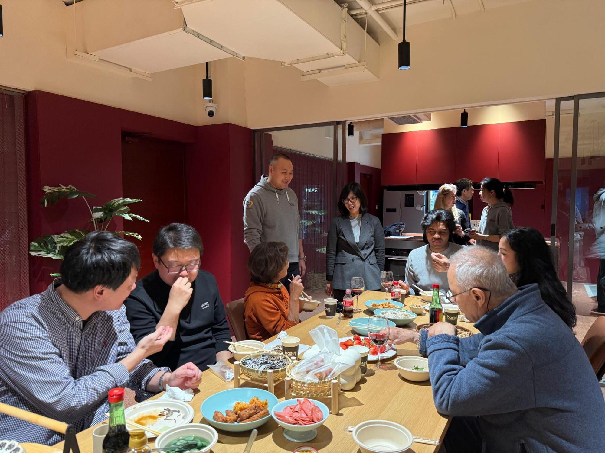Base-Beijing Wangfujing Serviced Apartment- In Hutong &Bike Rental &Close To Forbidden City, Tian'Anmen Square &Subway Nearby &Free Coffee &Washing Machine,Kitchen &Restaurant Discount &English Speaking &High Speed Free Wifi 외부 사진 A dinner party at the Chinese University of Hong Kong