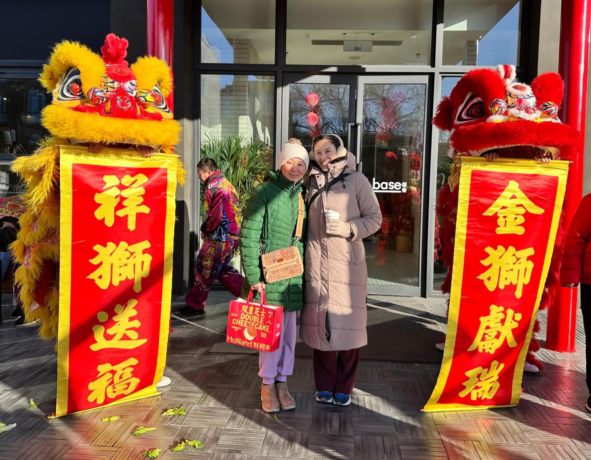 Base-Beijing Wangfujing Serviced Apartment- In Hutong &Bike Rental &Close To Forbidden City, Tian'Anmen Square &Subway Nearby &Free Coffee &Washing Machine,Kitchen &Restaurant Discount &English Speaking &High Speed Free Wifi 외부 사진 Chinese New Year celebrations at the shopping centre in 2018