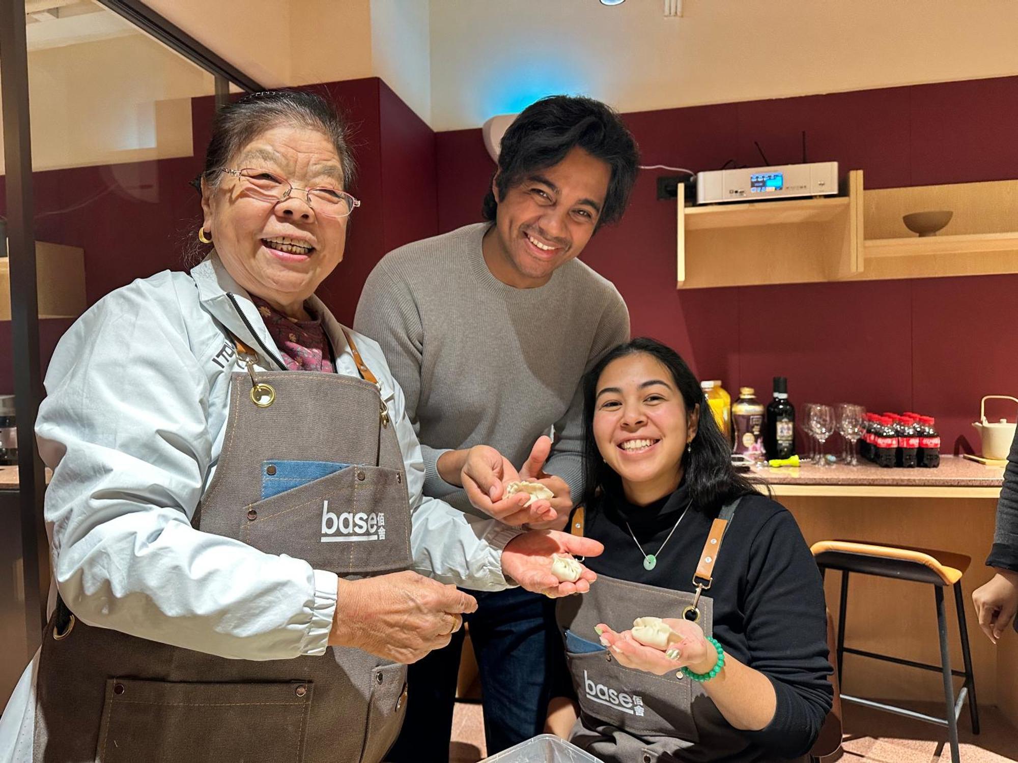 Base-Beijing Wangfujing Serviced Apartment- In Hutong &Bike Rental &Close To Forbidden City, Tian'Anmen Square &Subway Nearby &Free Coffee &Washing Machine,Kitchen &Restaurant Discount &English Speaking &High Speed Free Wifi 외부 사진 A Japanese woman and two students at a cooking class